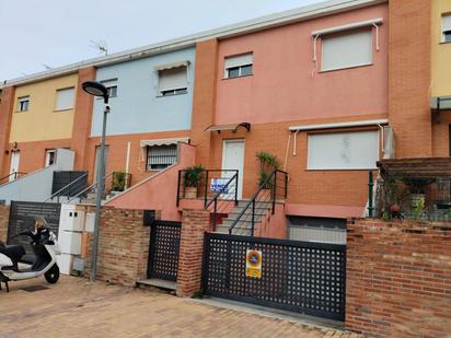 Vista exterior de Casa adosada en venda en Almoines amb Aire condicionat, Jardí privat i Terrassa