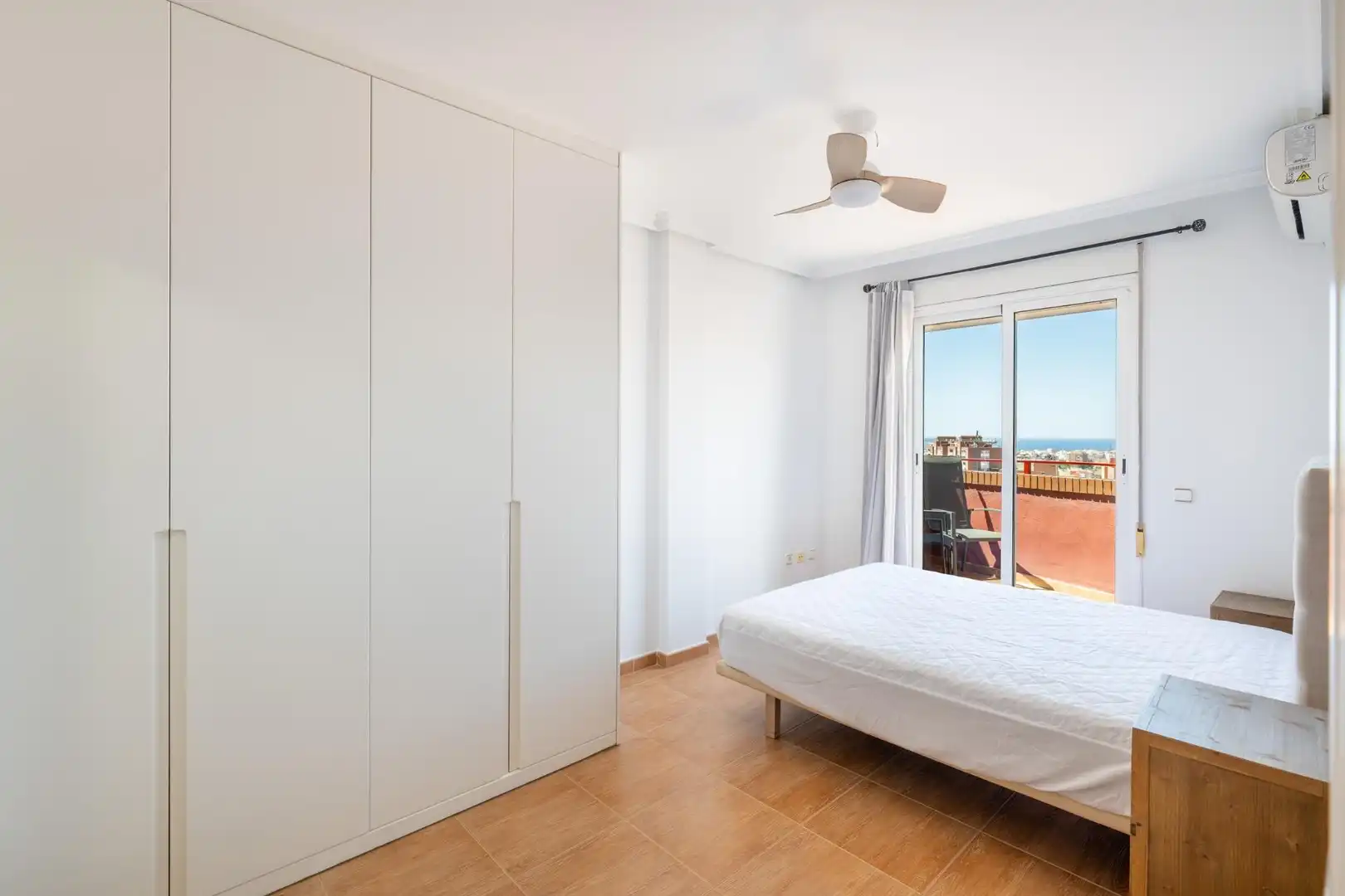 Habitación de Ático de alquiler en Almería con Aire acondicionado, Calefacción y Jardín privado
