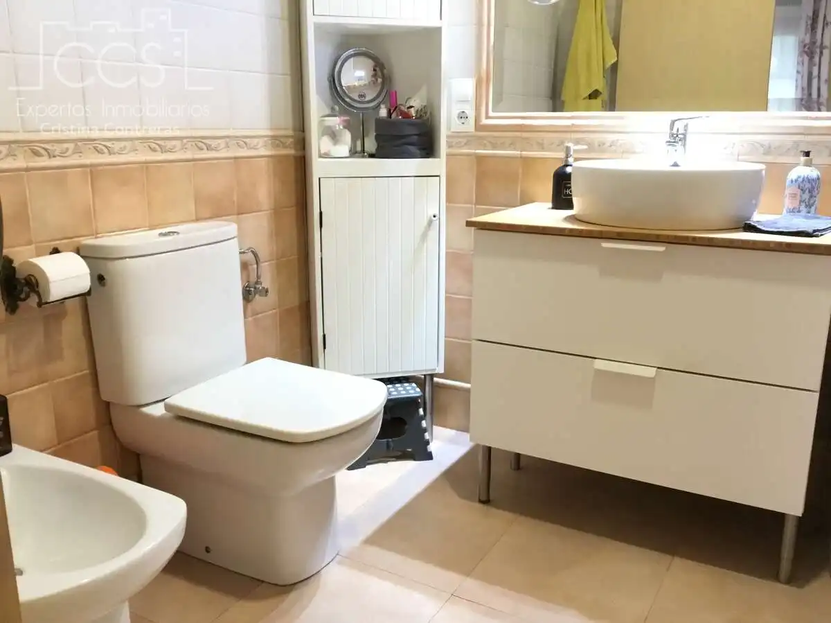 Bany de Casa o xalet en venda en Sevilla amb Aire condicionat, Traster i Piscina