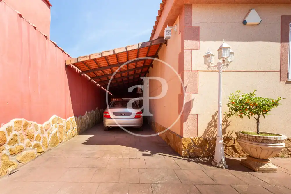 Aparcament de Casa o xalet en venda en Náquera amb Aire condicionat, Calefacció i Jardí privat