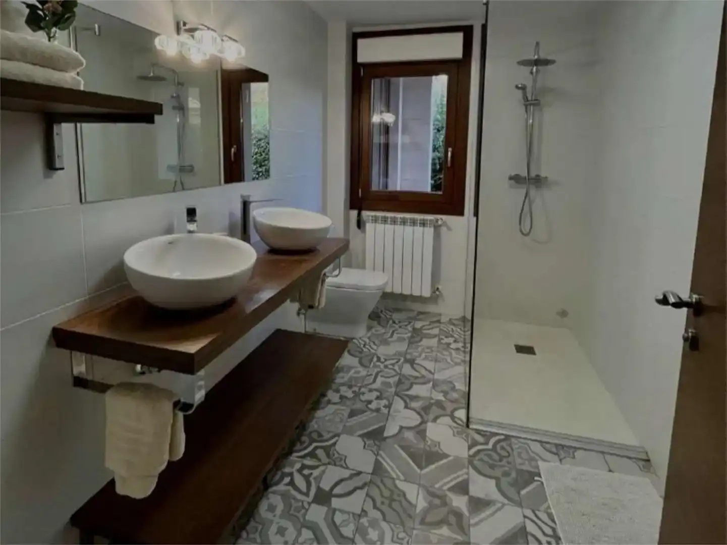 Bany de Pis en venda en Anue amb Jardí privat, Parquet i Moblat