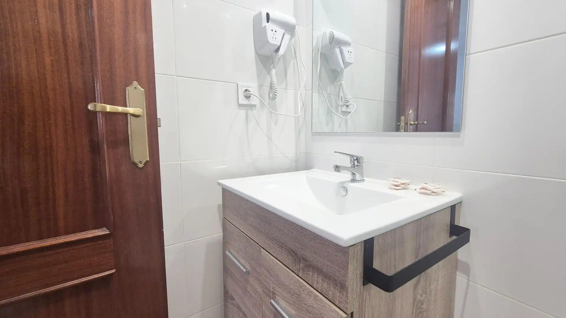 Bathroom of Study for rent in Salamanca  with Heating, Furnished and Balcony