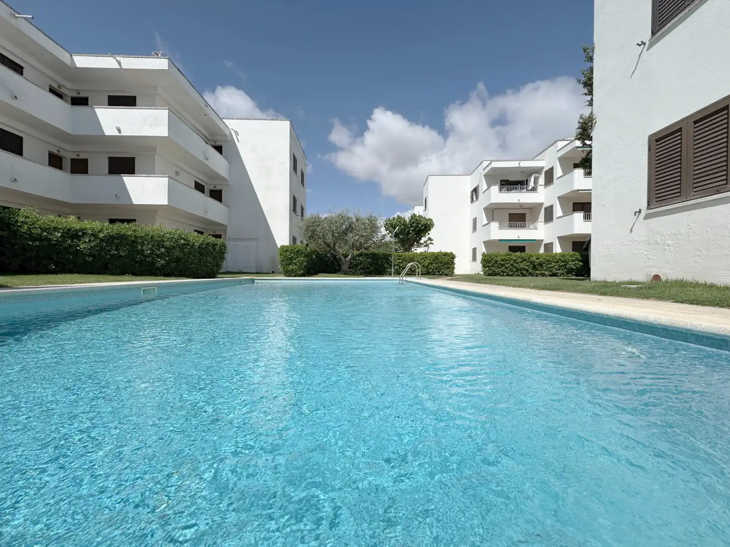 Schwimmbecken von Wohnungen zum Verkauf in L'Escala mit Klimaanlage, Parkett und Terrasse
