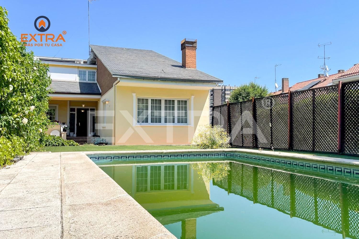 Swimming pool of House or chalet for sale in  Madrid Capital  with Air Conditioner, Heating and Private garden