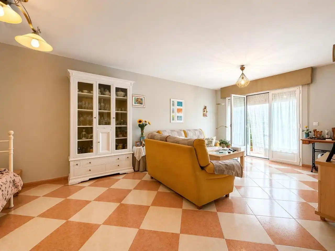 Sala d'estar de Casa adosada en venda en Palazuelos de Eresma amb Calefacció, Jardí privat i Terrassa