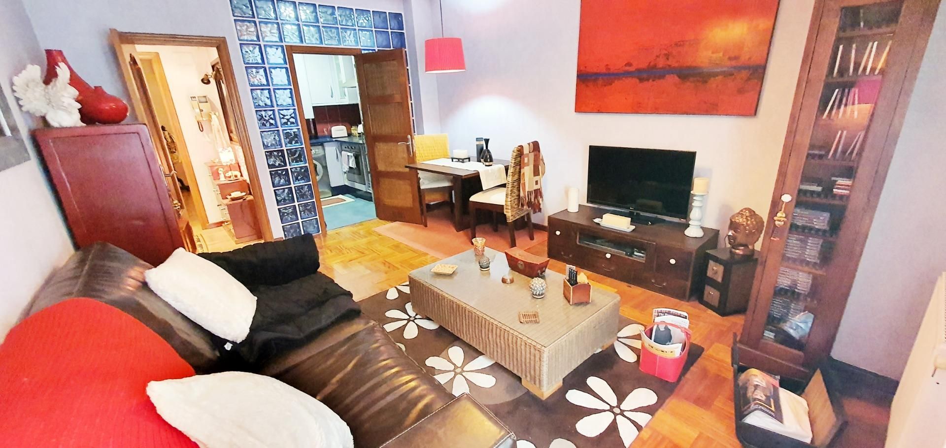 Sala d'estar de Pis en venda en Oviedo  amb Calefacció, Parquet i Balcó