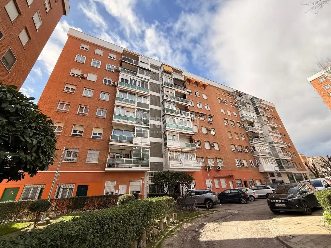 Vista exterior de Piso en venta en Madrid con Calefacción