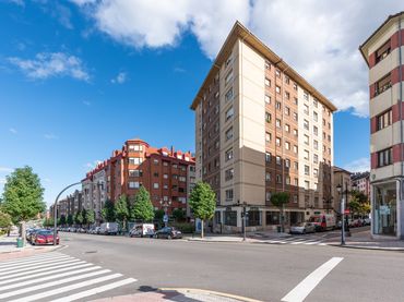 Pis amb jardí en venda a Oviedo - AV MAR,DEL 74