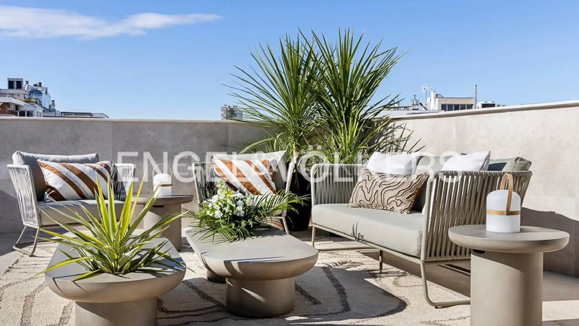 Terraza de Ático de alquiler en  Madrid Capital con Aire acondicionado, Calefacción y Jardín privado