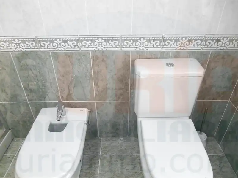 Badezimmer von Wohnung zur Miete in Oviedo  mit Heizung, Terrasse und Möbliert