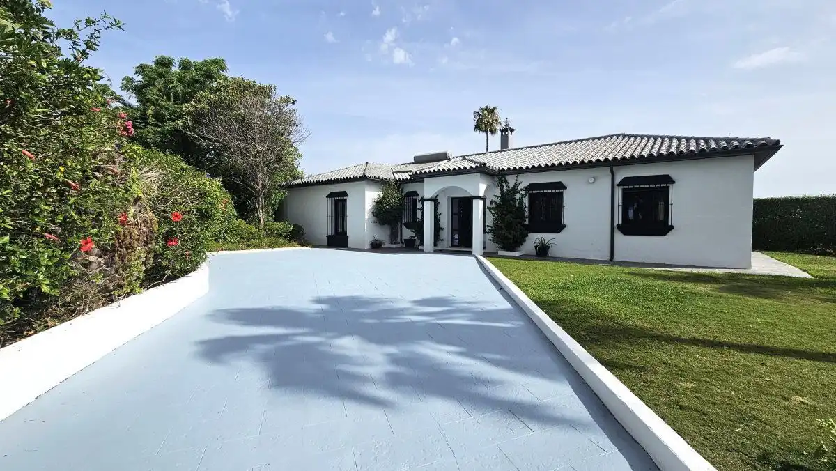 Vista exterior de Casa o chalet en venta en Sotogrande con Aire acondicionado, Jardín privado y Terraza