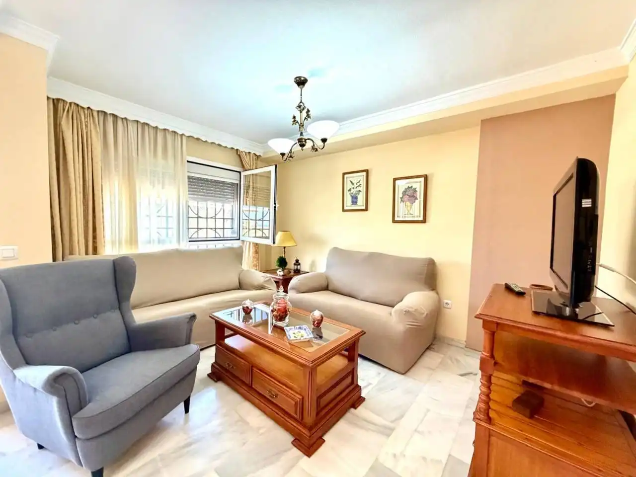Sala d'estar de Casa adosada de lloguer en Vélez-Málaga amb Terrassa, Moblat i Piscina comunitària
