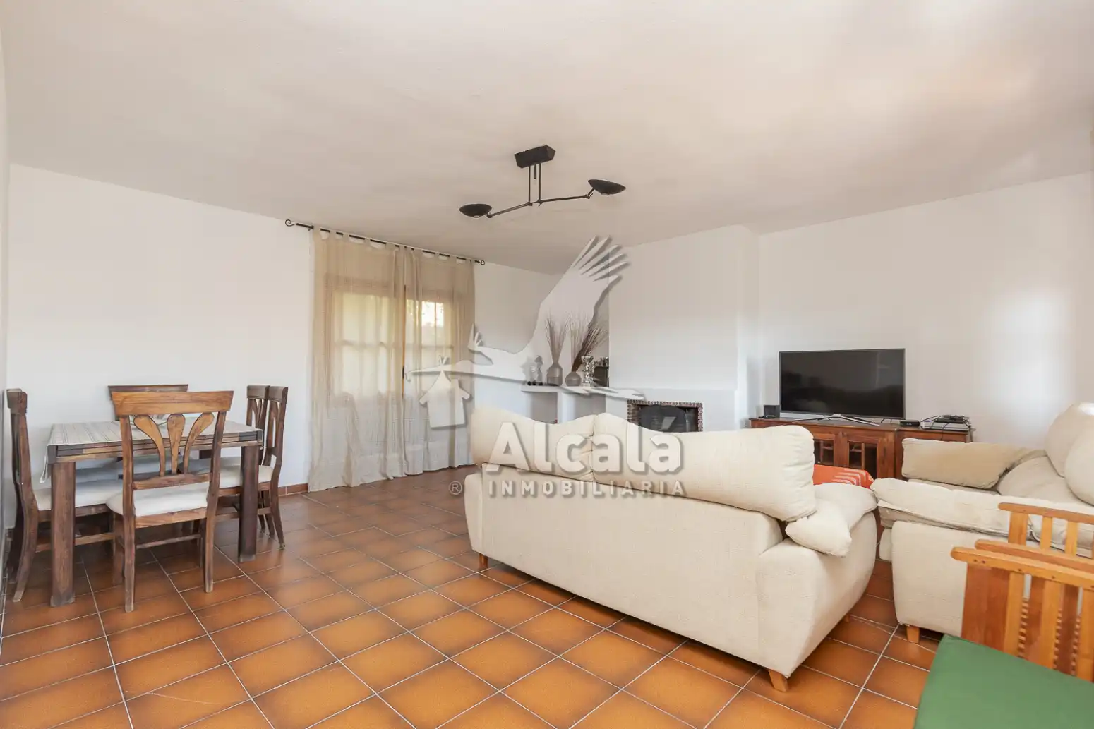Sala d'estar de Casa adosada en venda en Alocén amb Calefacció