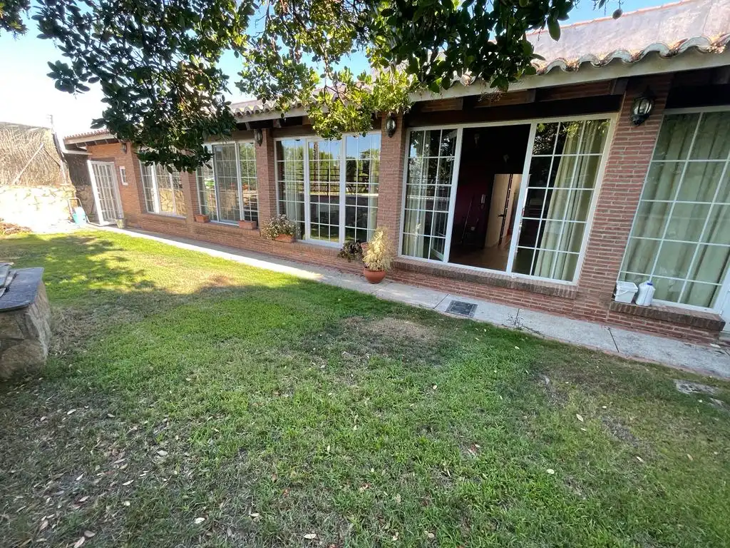 Vista exterior de Casa o chalet en venta en Trujillo con Aire acondicionado, Jardín privado y Piscina