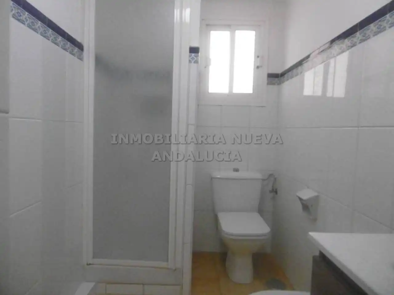 Baño de Piso de alquiler en Almería con Terraza y Amueblado