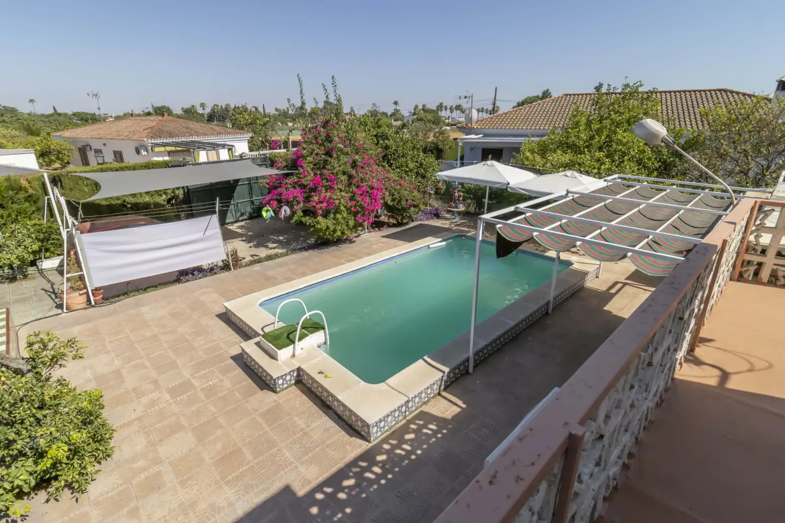 Schwimmbecken von Haus oder Chalet zum Verkauf in Espartinas mit Klimaanlage, Terrasse und Schwimmbad
