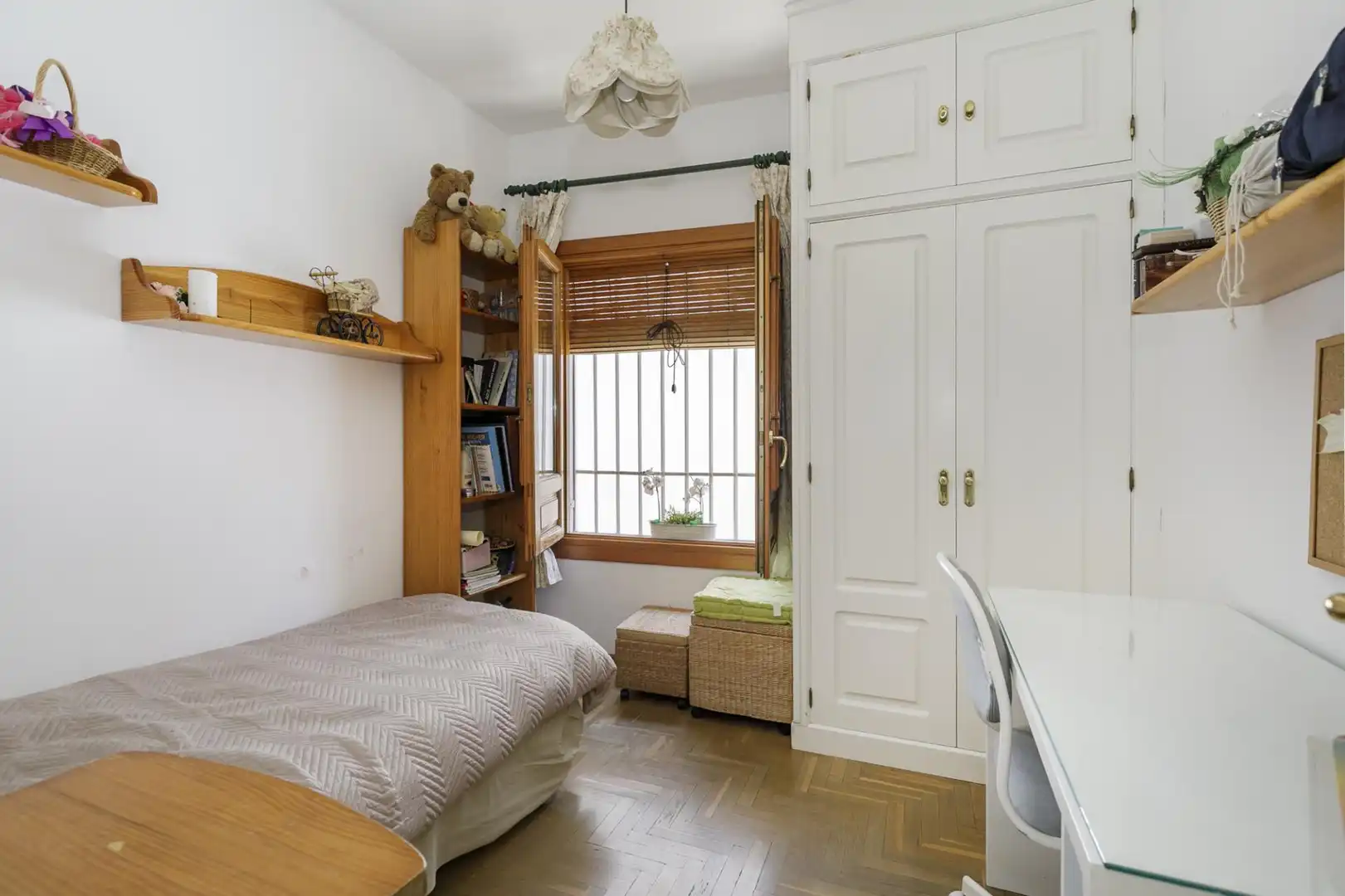 Dormitori de Casa adosada en venda en Granada amb Jardí privat