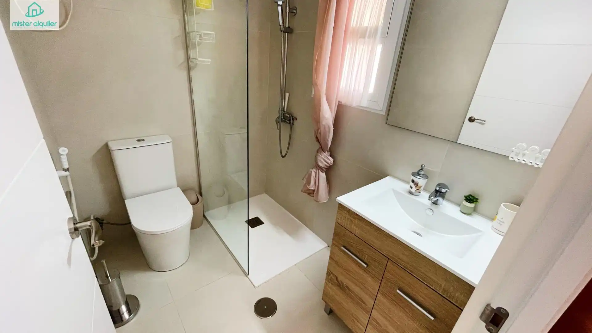 Baño de Apartamento de alquiler en Benidorm con Aire acondicionado, Calefacción y Amueblado