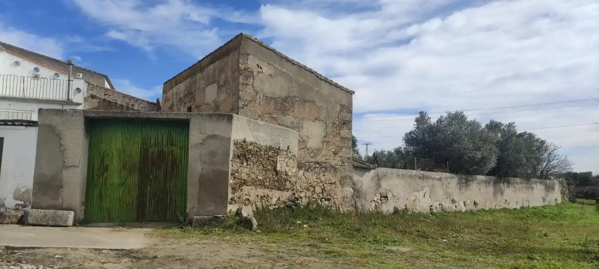 Außenansicht von Wohnung zum Verkauf in Torremocha mit Privatgarten und Balkon