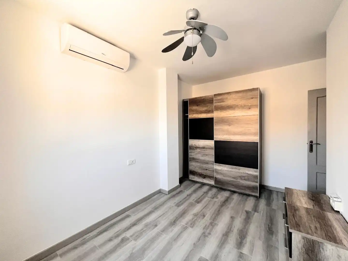 Schlafzimmer von Erdgeschoss zum Verkauf in La Nucia mit Klimaanlage, Heizung und Privatgarten