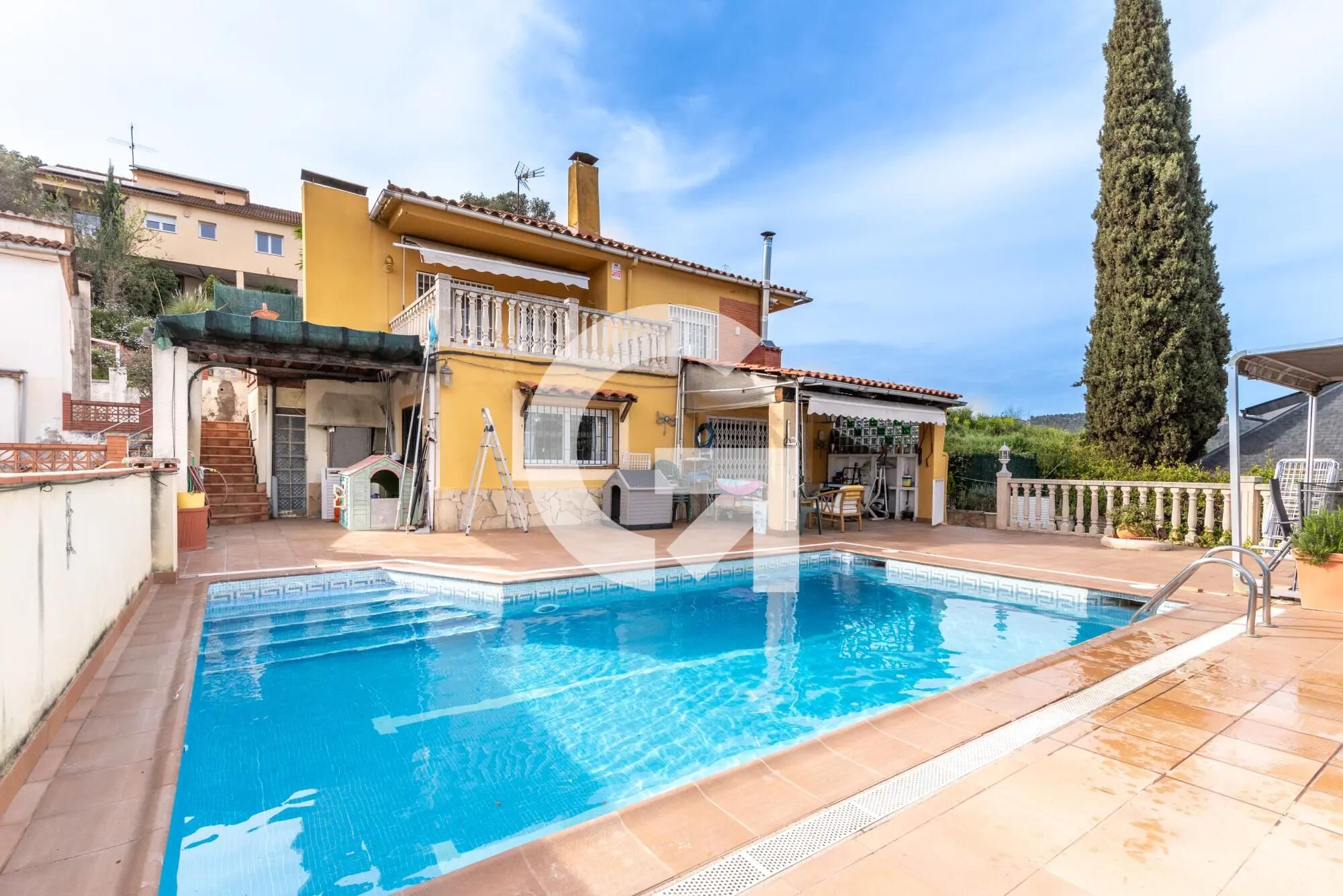 Vista exterior de Casa o xalet en venda en Cervelló amb Jardí privat, Terrassa i Traster