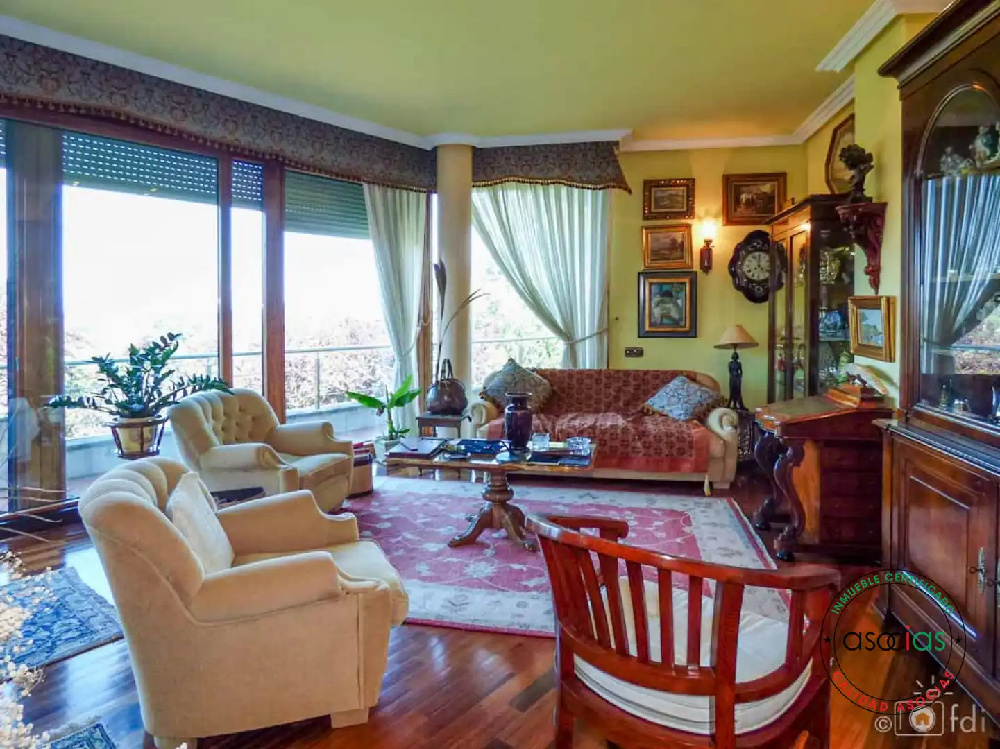 Sala d'estar de Casa o xalet en venda en Oviedo  amb Calefacció, Jardí privat i Parquet