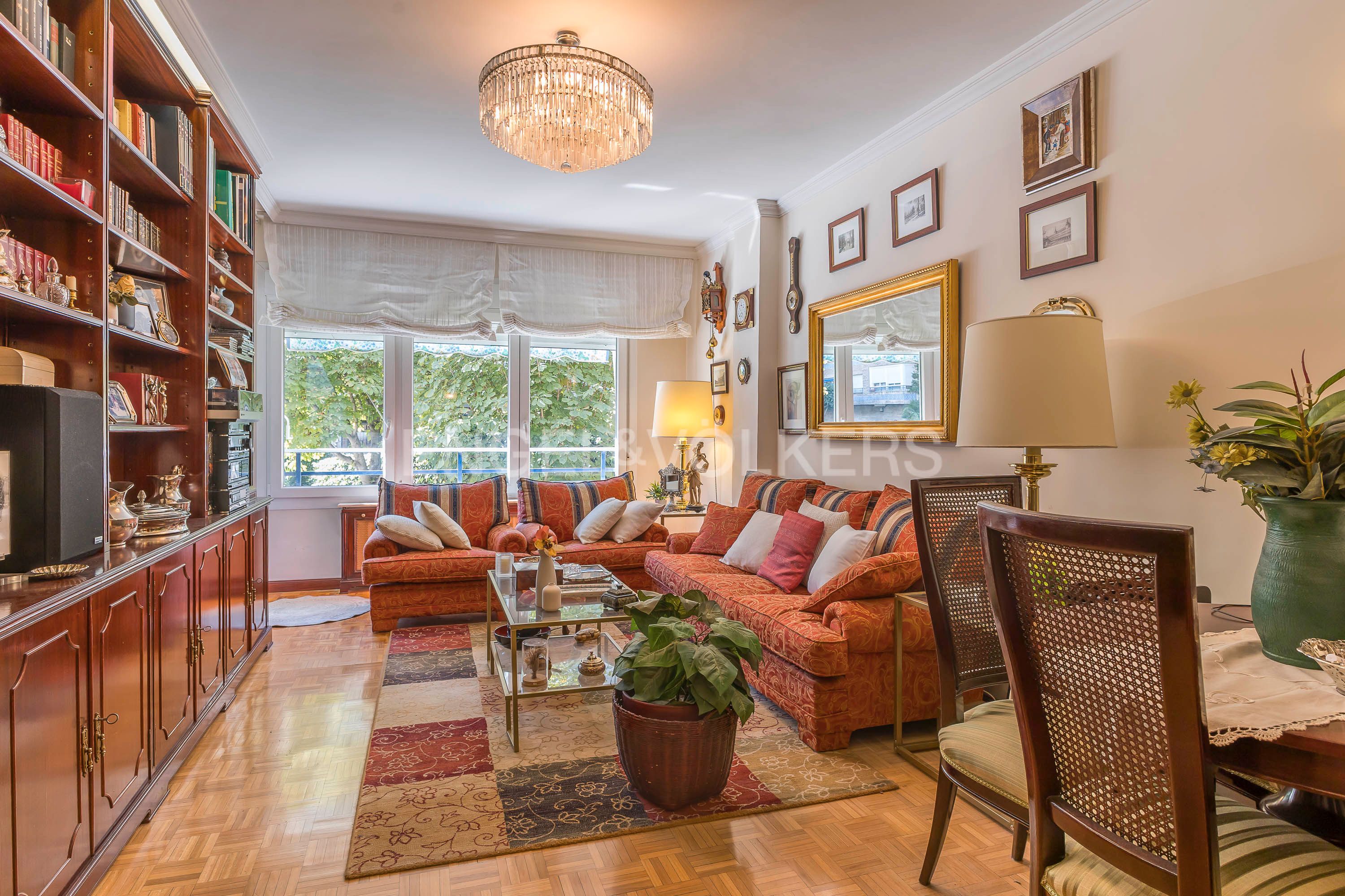 Sala d'estar de Apartament en venda en  Madrid Capital amb Calefacció, Parquet i Terrassa