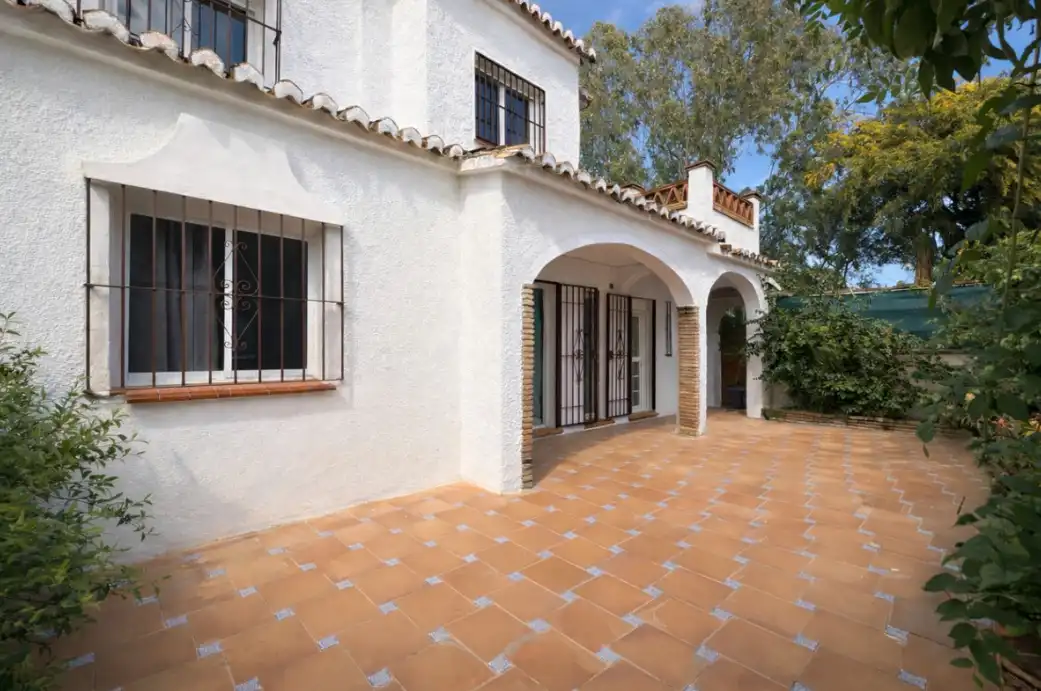 Vista exterior de Casa adosada en venda en Mijas amb Jardí privat, Terrassa i Traster
