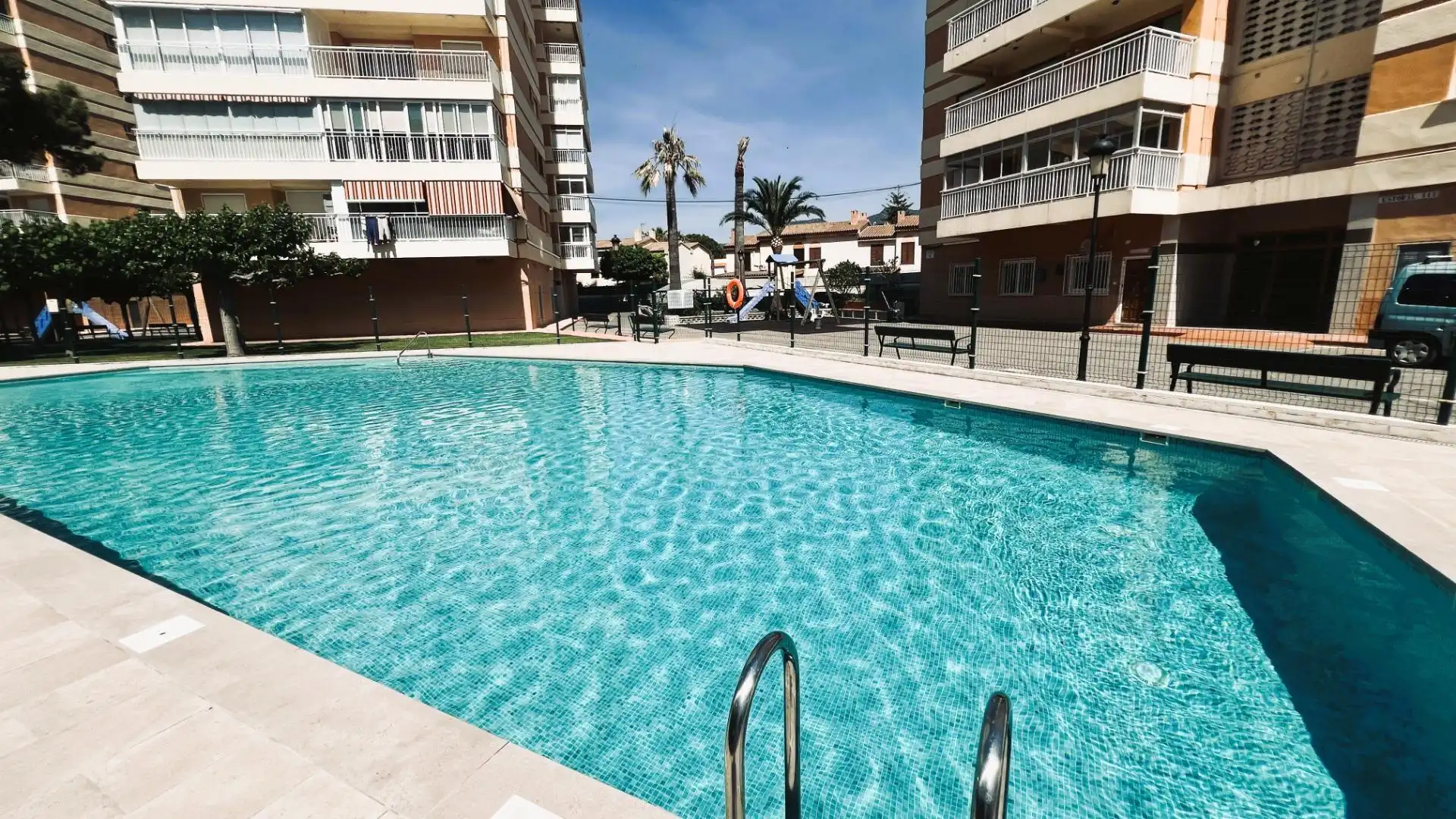Schwimmbecken von Wohnungen zum Verkauf in Benicasim / Benicàssim mit Privatgarten, Terrasse und Abstellraum