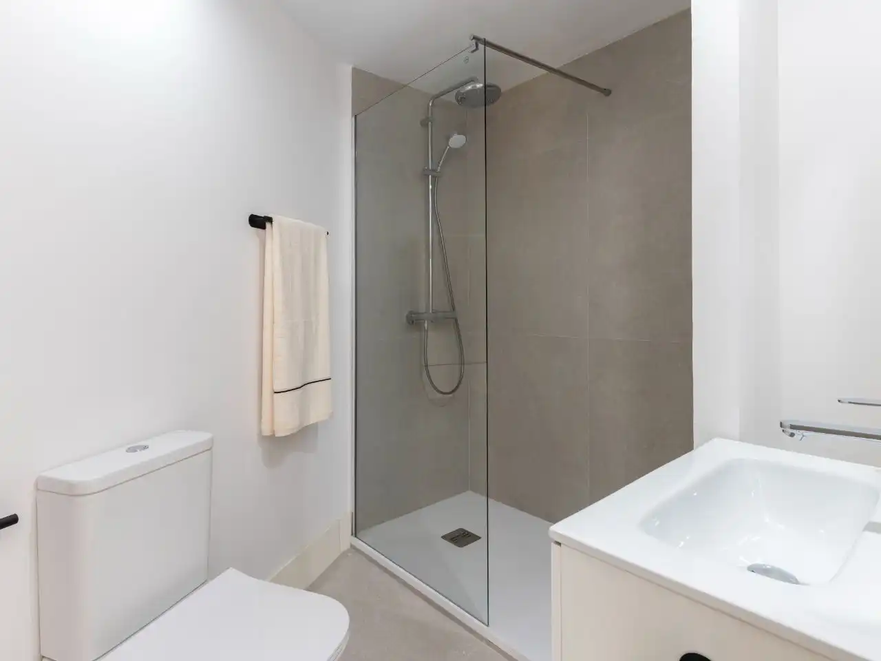 Bathroom of Flat for sale in Marbella  with Air Conditioner, Terrace and Balcony