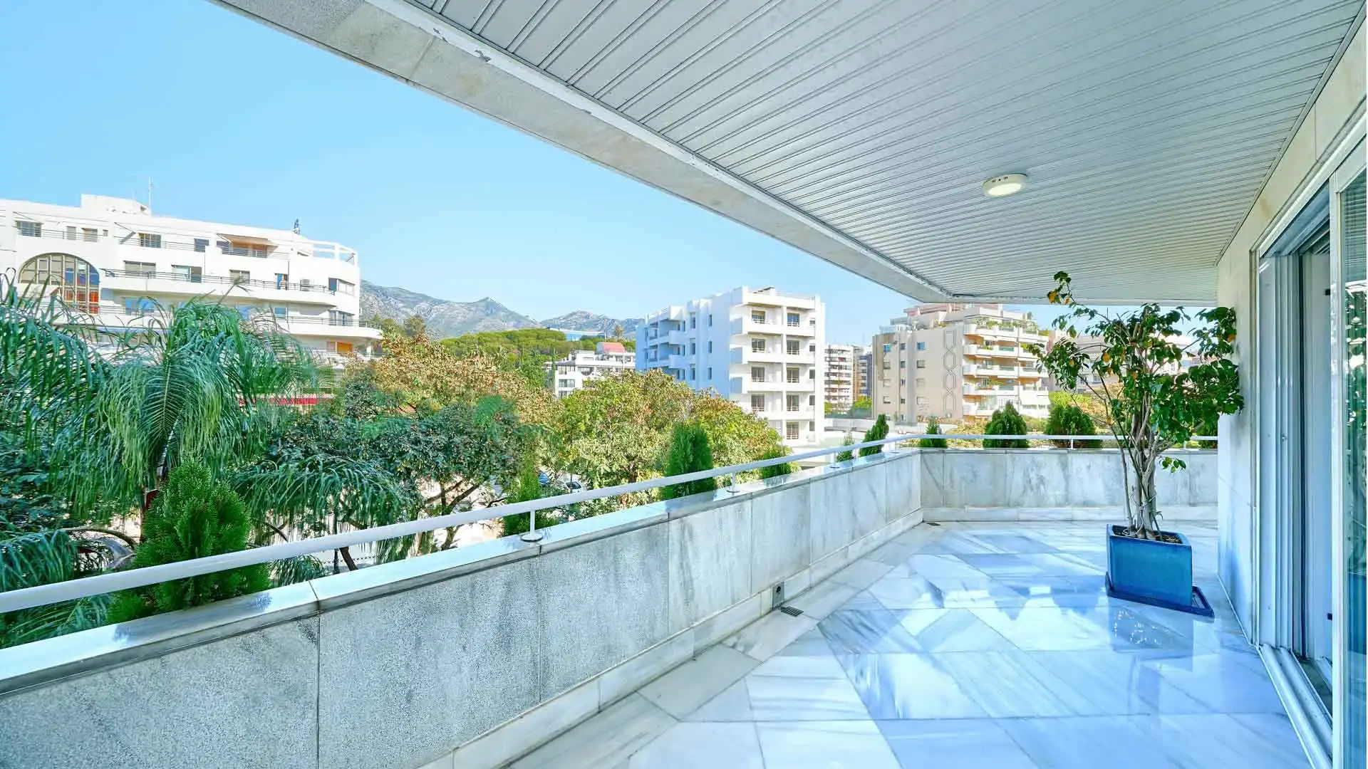 Vista exterior de Apartament en venda en Marbella amb Aire condicionat, Terrassa i Piscina