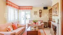 Sala d'estar de Casa o xalet en venda en Rubí amb Aire condicionat, Calefacció i Jardí privat