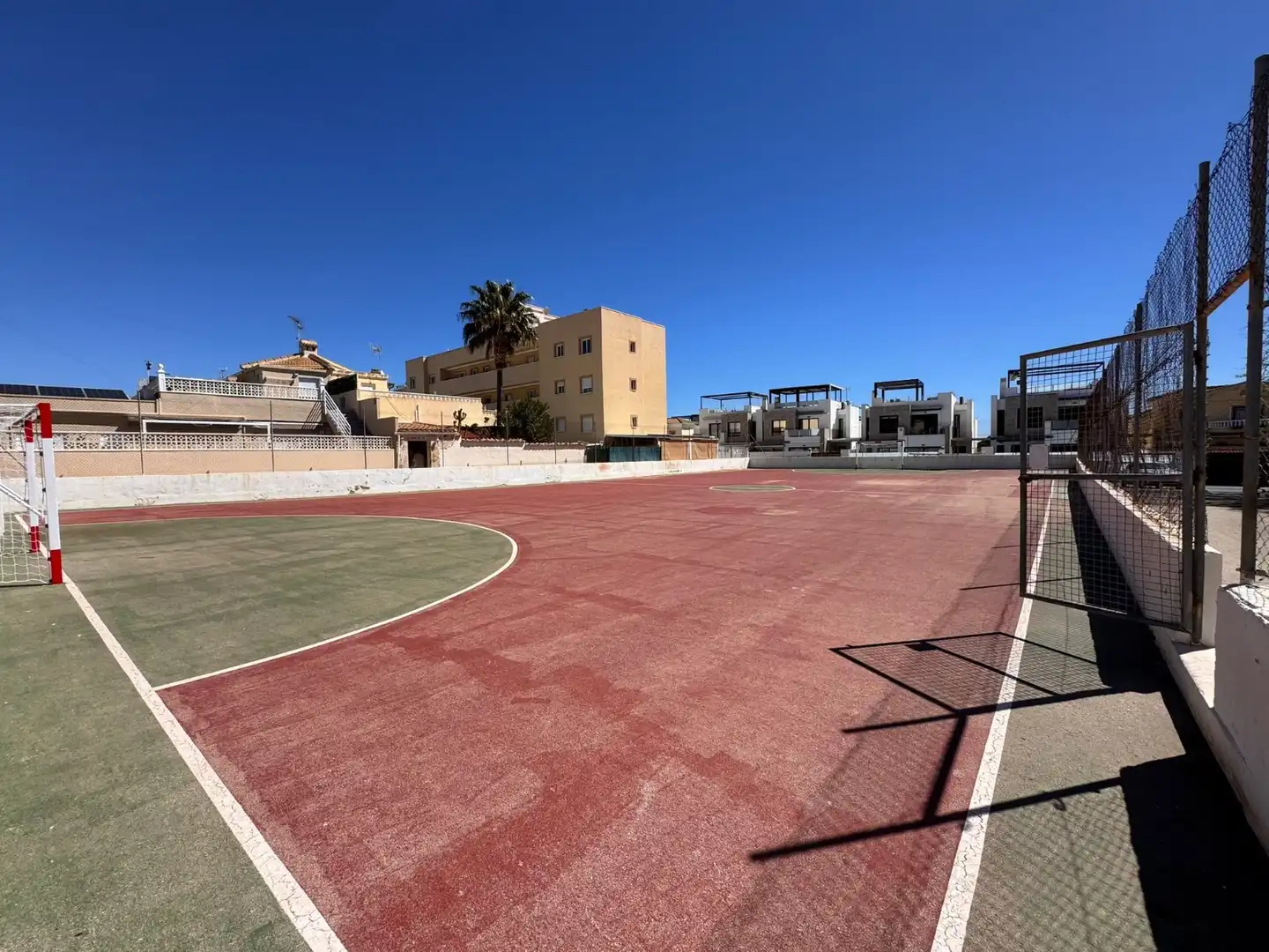 Vista exterior de Casa adosada en venda en Orihuela amb Terrassa, Traster i Balcó