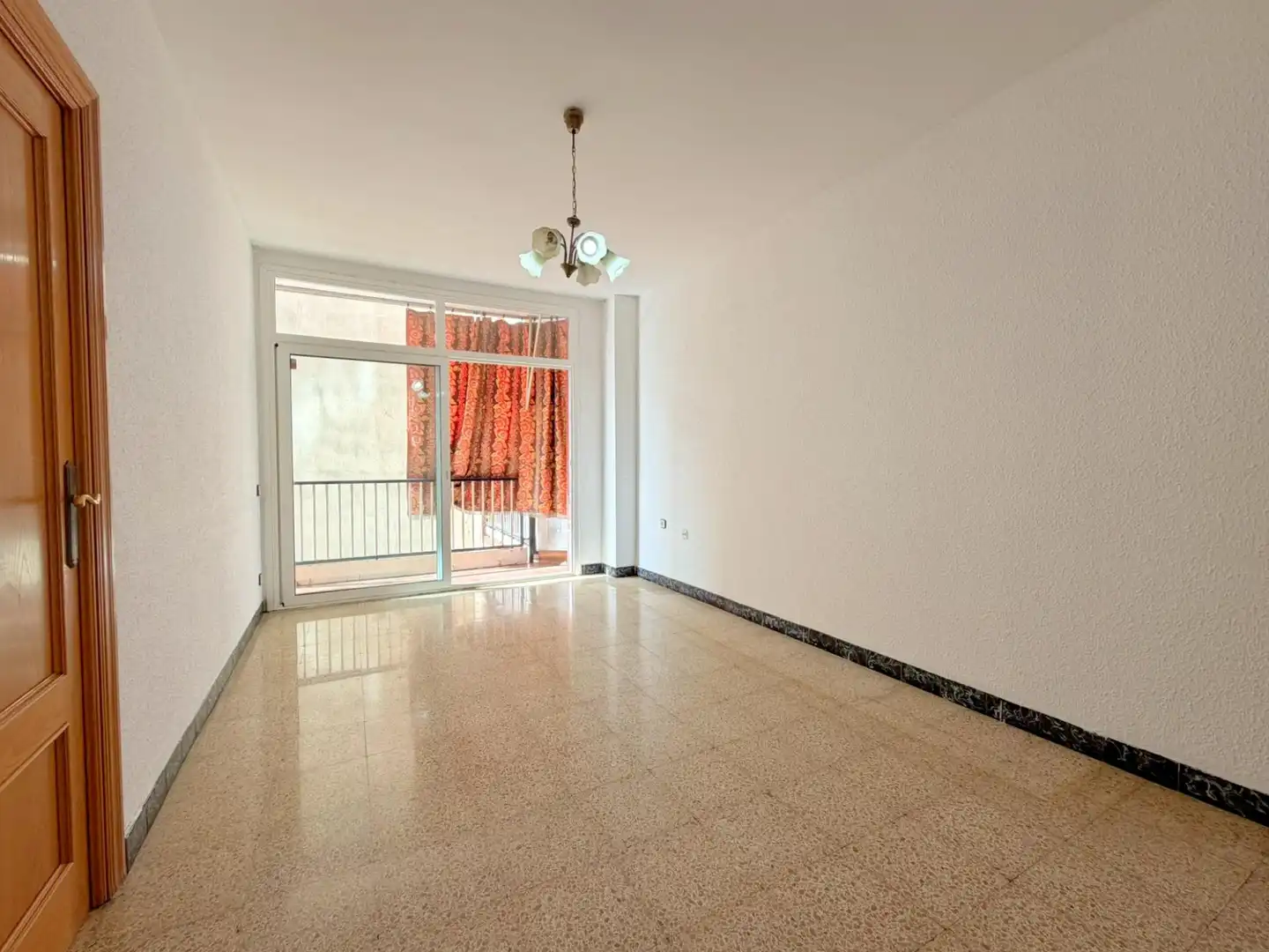 Außenansicht von Wohnung zum Verkauf in L'Hospitalet de Llobregat mit Balkon