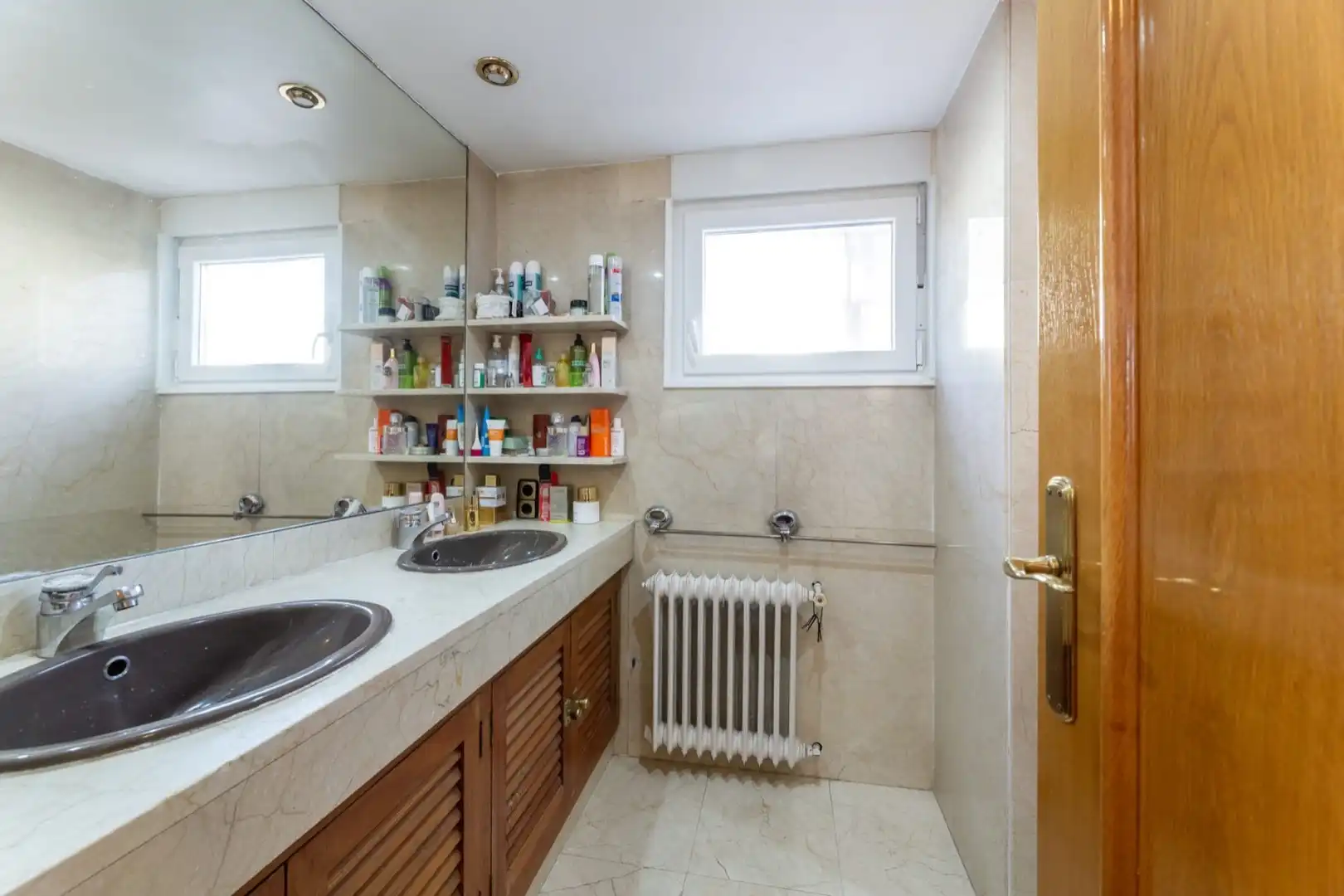 Baño de Casa adosada en venta en Madrid con Aire acondicionado, Calefacción y Jardín privado