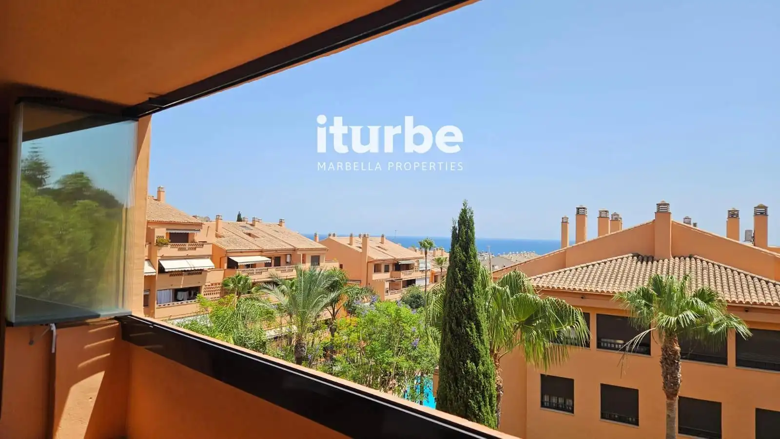 Vista exterior de Piso de alquiler en Marbella con Aire acondicionado, Terraza y Piscina
