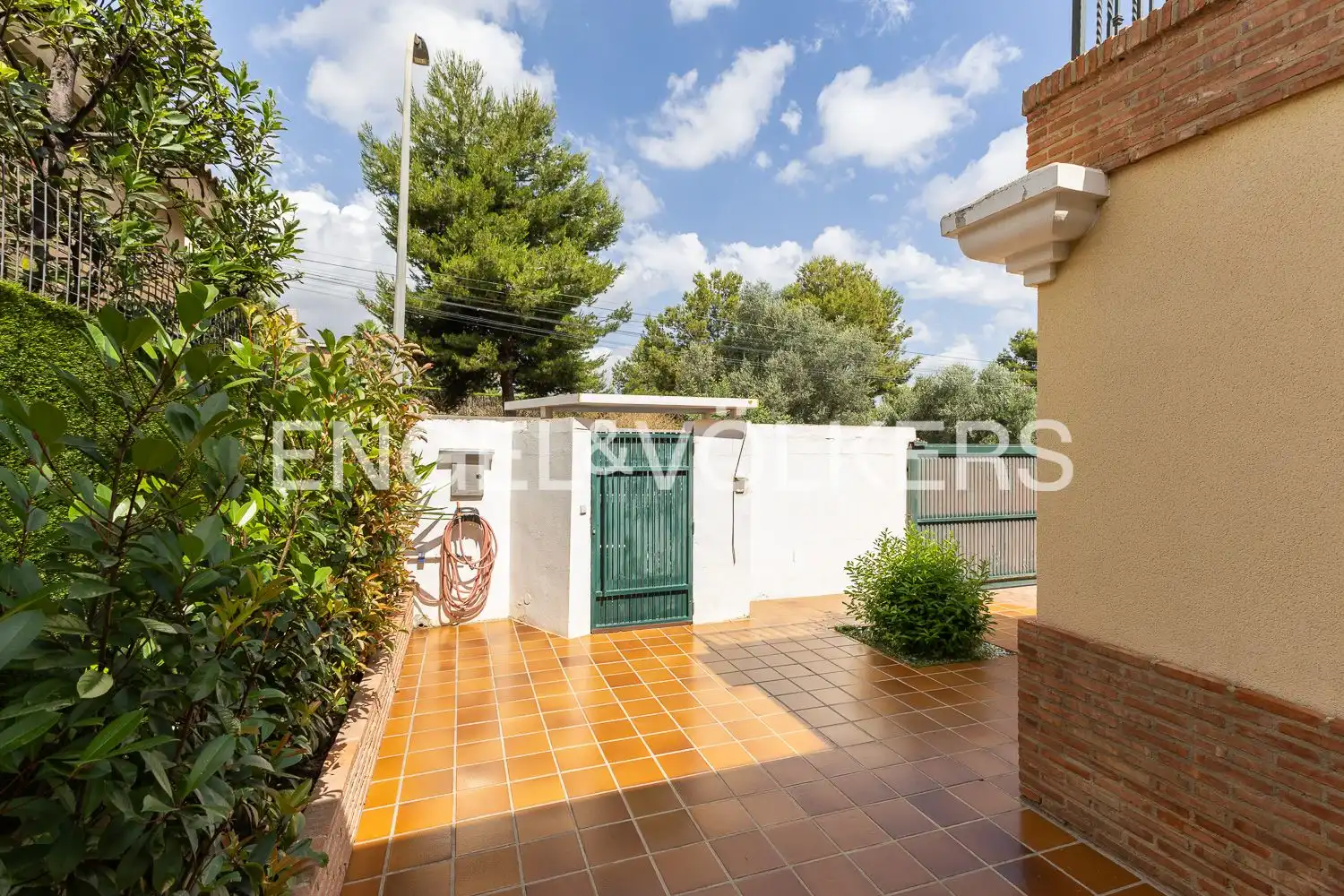 Vista exterior de Casa o xalet en venda en Torrent amb Aire condicionat, Calefacció i Jardí privat
