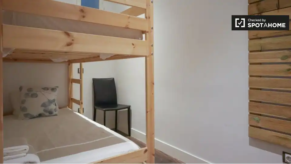 Schlafzimmer von Wohnung zur Miete in Madrid mit Klimaanlage, Heizung und Möbliert