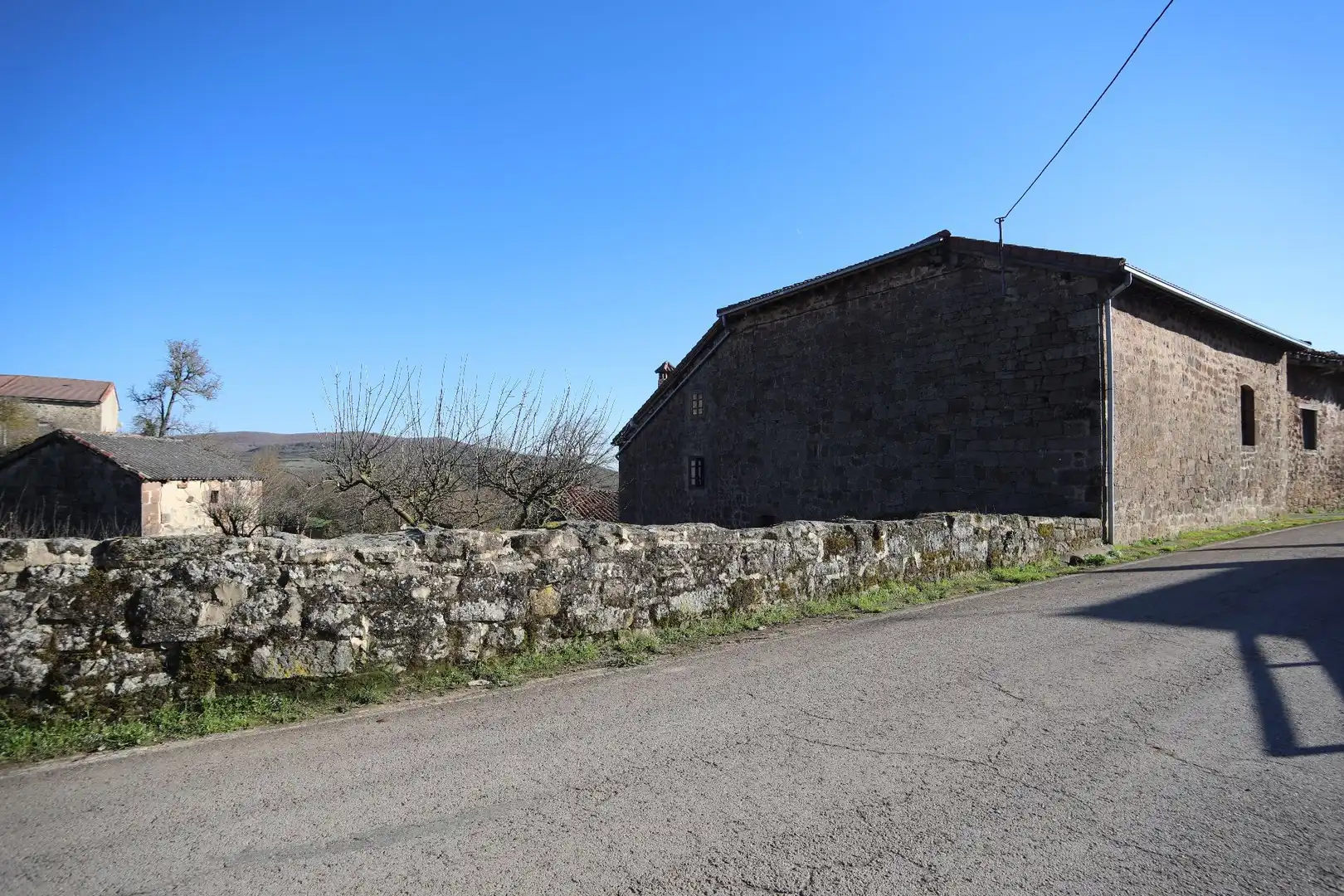 Außenansicht von Country house zum Verkauf in Valdeprado del Río mit Privatgarten