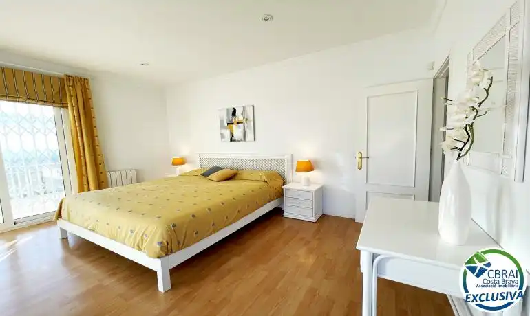 Dormitori de Casa o xalet en venda en Roses amb Aire condicionat, Calefacció i Jardí privat
