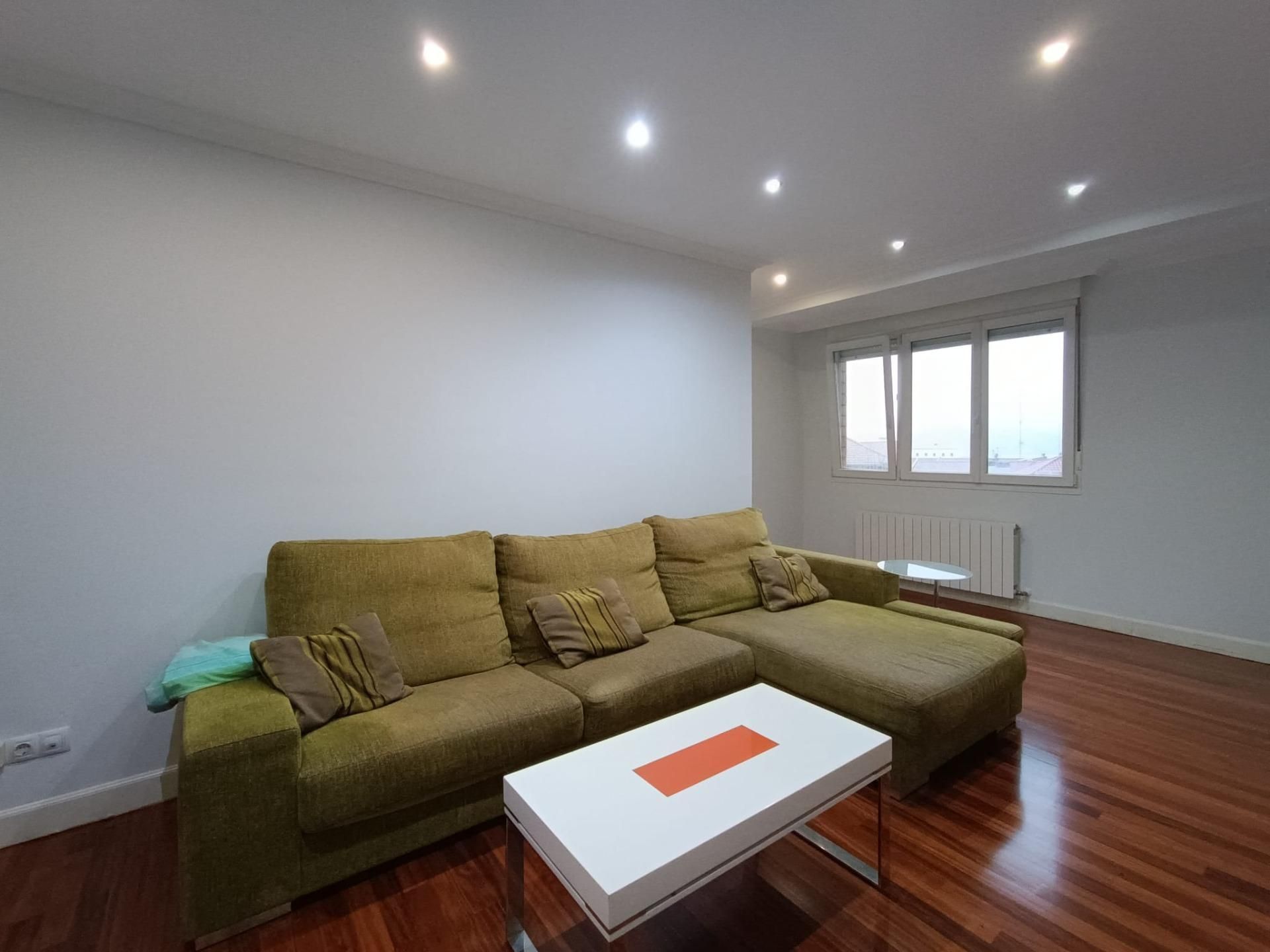 Sala d'estar de Pis en venda en Sestao  amb Calefacció i Moblat