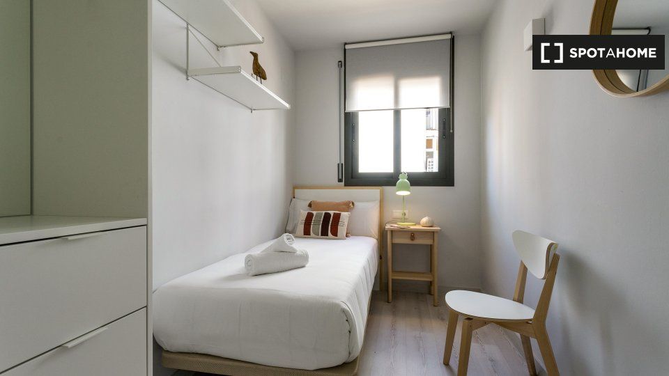 Dormitori de Pis de lloguer en L'Hospitalet de Llobregat amb Aire condicionat, Calefacció i Moblat