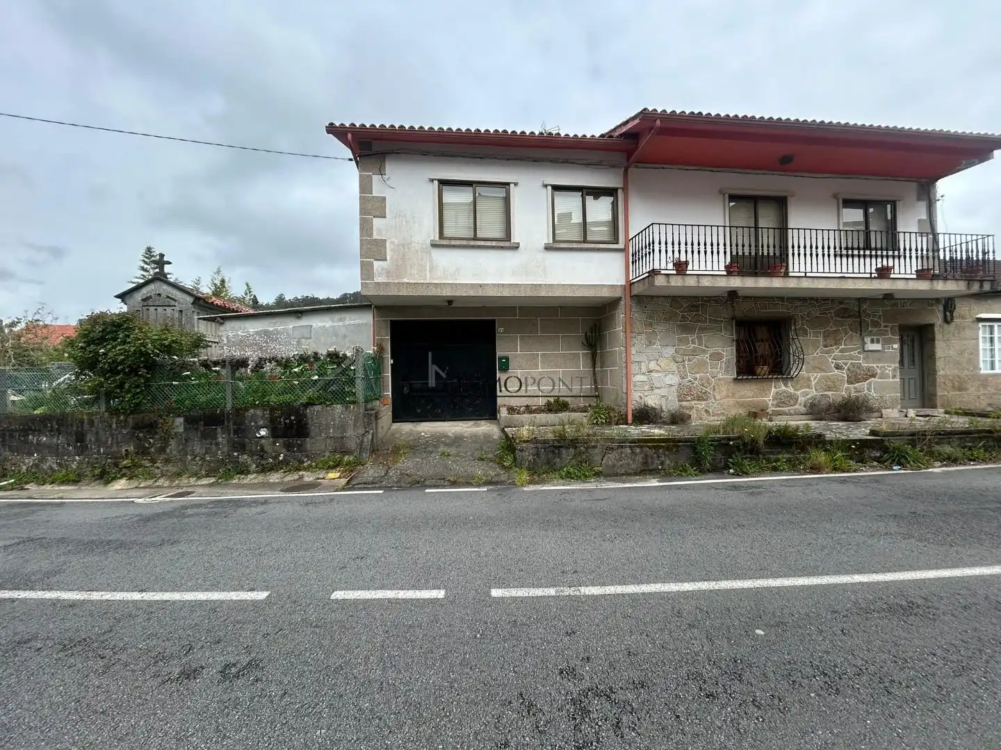 Vista exterior de Casa o xalet en venda en Poio amb Calefacció, Jardí privat i Terrassa