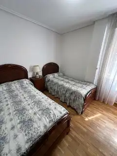 Dormitori de Apartament de lloguer en León Capital  amb Calefacció, Parquet i Terrassa