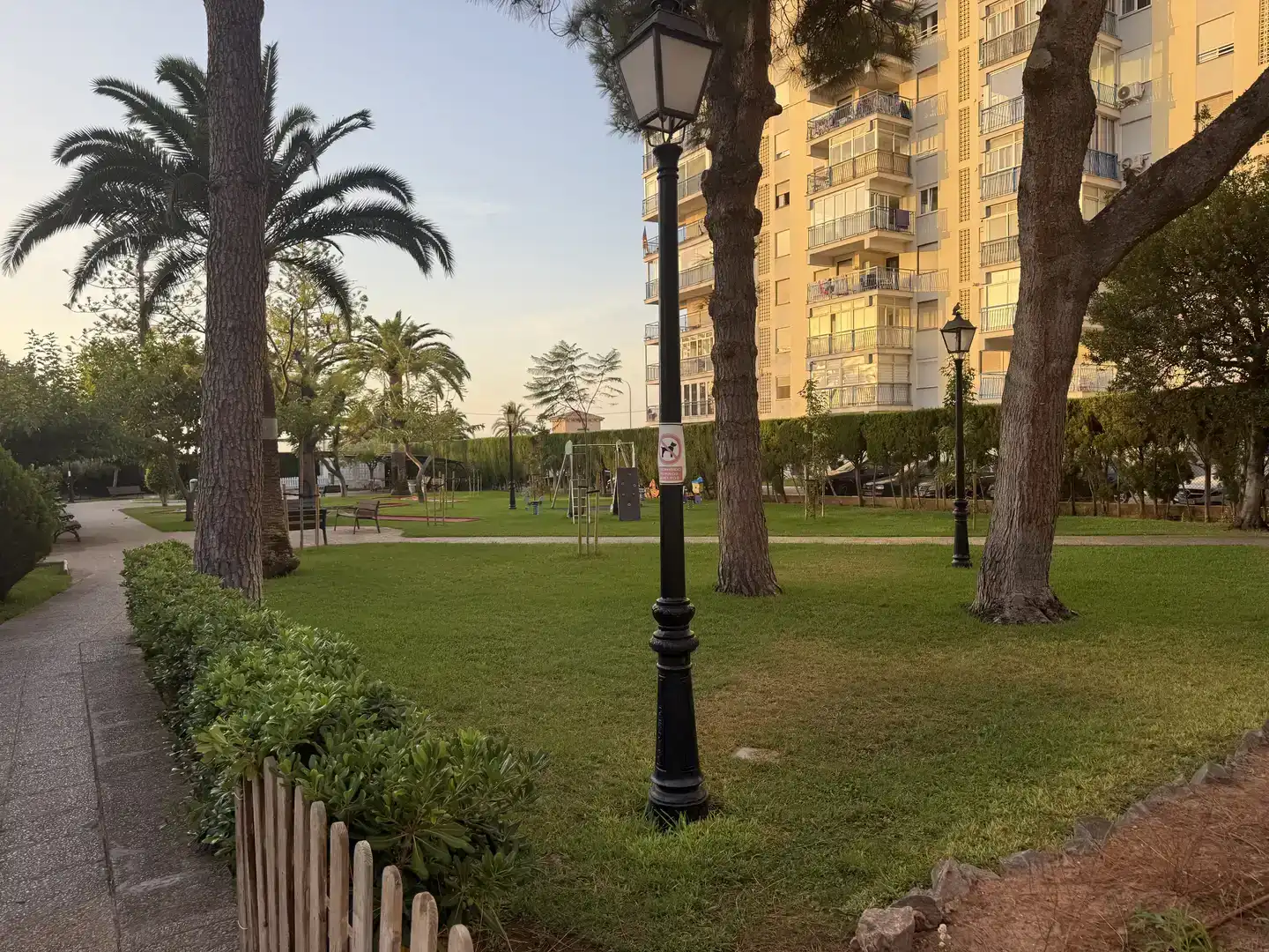 Außenansicht von Wohnungen zur Miete in Benicasim / Benicàssim mit Klimaanlage, Schwimmbad und Balkon