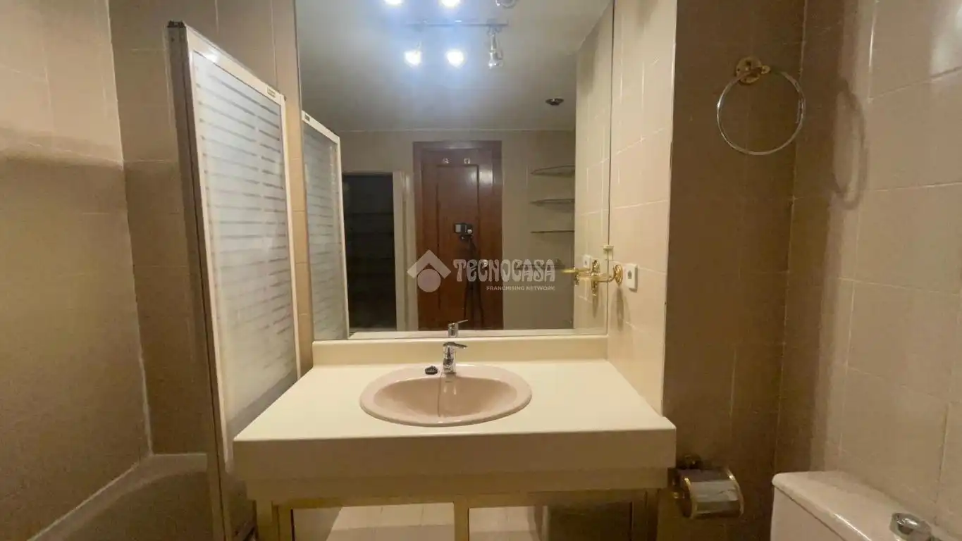 Bathroom of Flat for rent in Madrid  with Air Conditioner