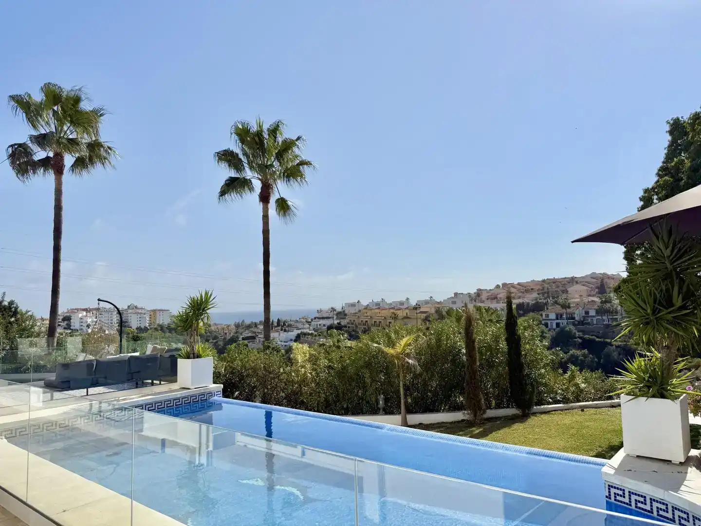 Vista exterior de Casa o xalet en venda en Mijas amb Aire condicionat, Piscina i Balcó