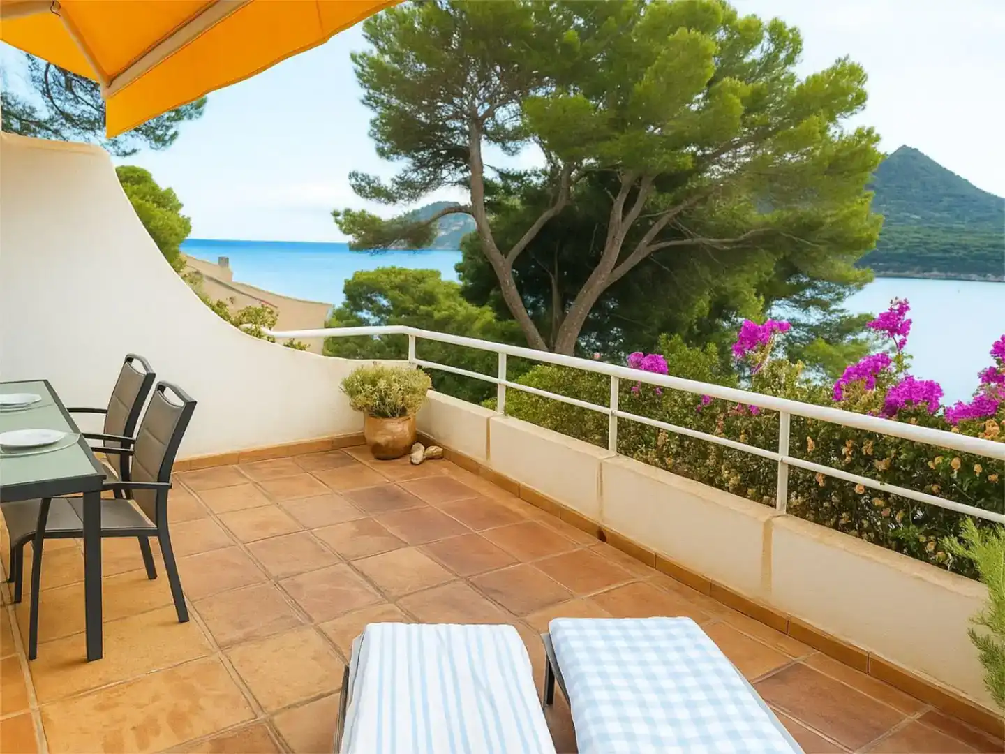 Terrasse von Wohnungen zum Verkauf in Capdepera mit Klimaanlage, Schwimmbad und Balkon