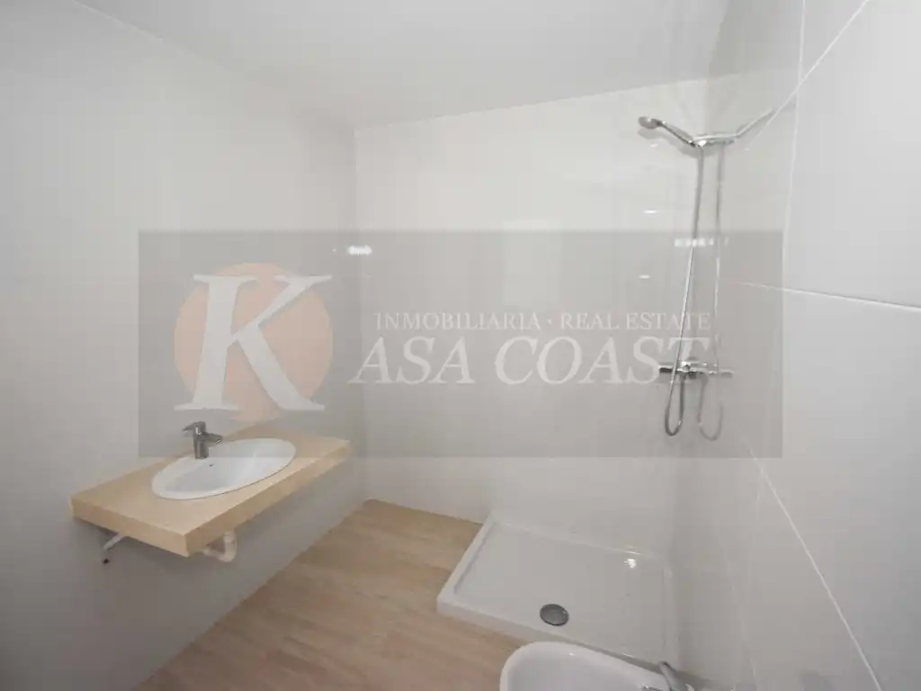 Baño de Piso en venta en Fuengirola con Aire acondicionado, Jardín privado y Terraza