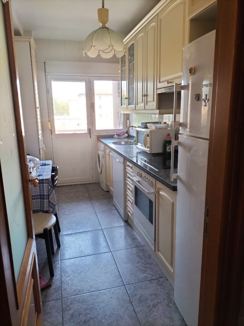 Cuina de Pis en venda en Oviedo  amb Calefacció, Parquet i Forn